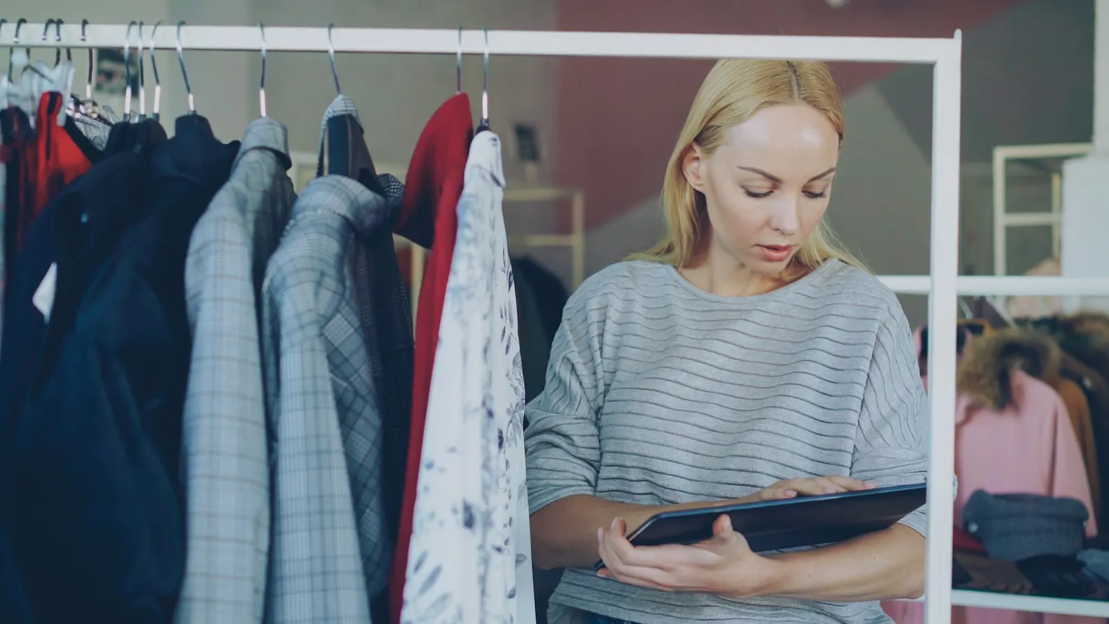 Dueña de una tienda de ropa revisando pedidos en una tablet