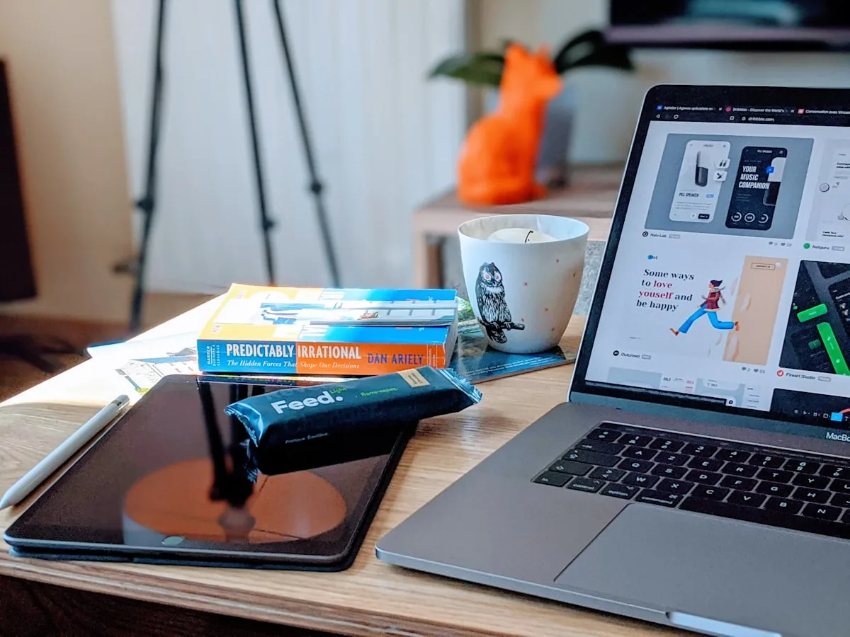Espacio de trabajo con portátil mostrando un diseño web